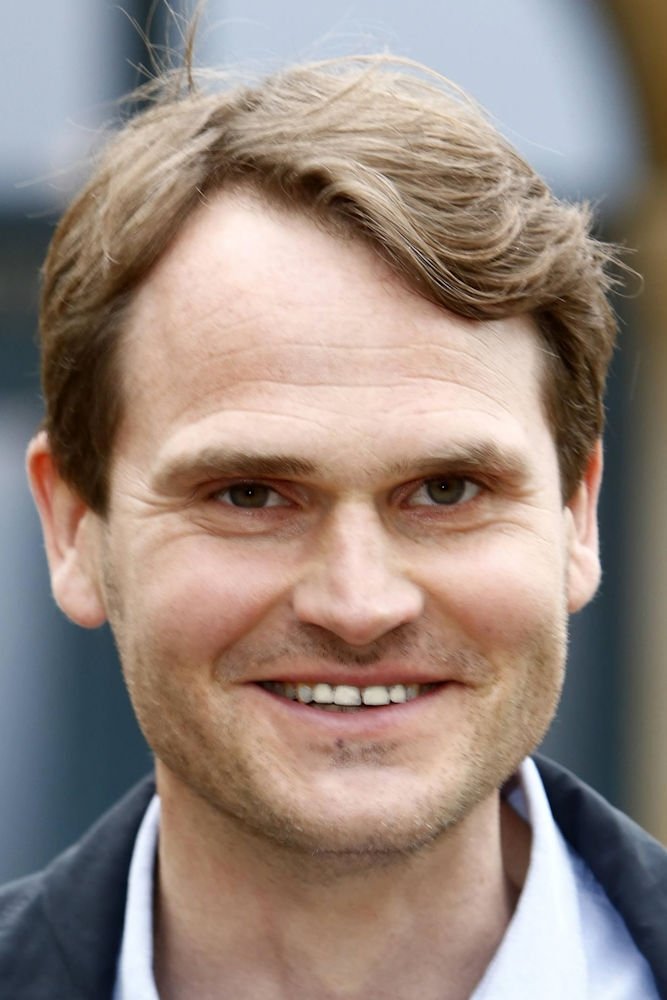 Fabian Hinrichs backdrop