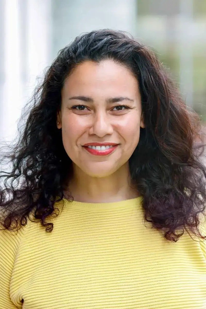 Esma Abouzahra backdrop