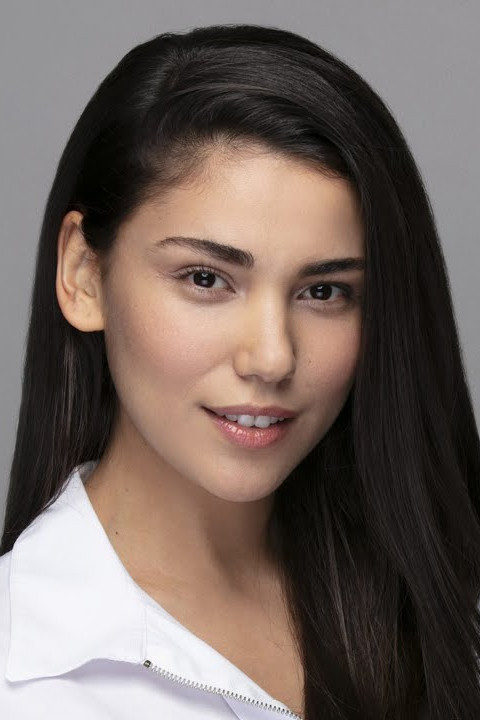 Nur Berfin Çiroğlu backdrop