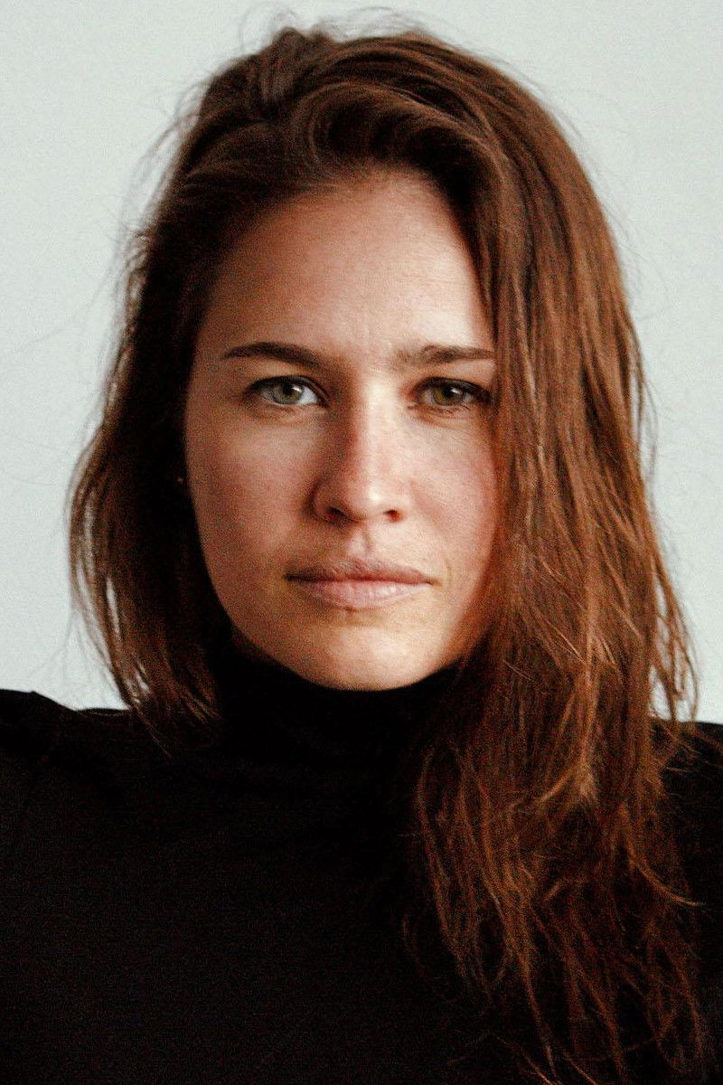 Salomé Leclerc backdrop