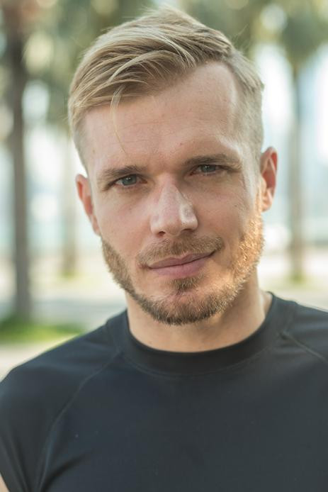 Tomasz Ciachorowski backdrop