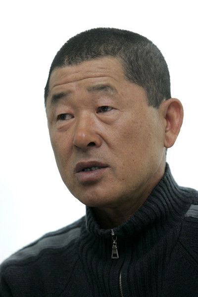 Lee Jong-in backdrop