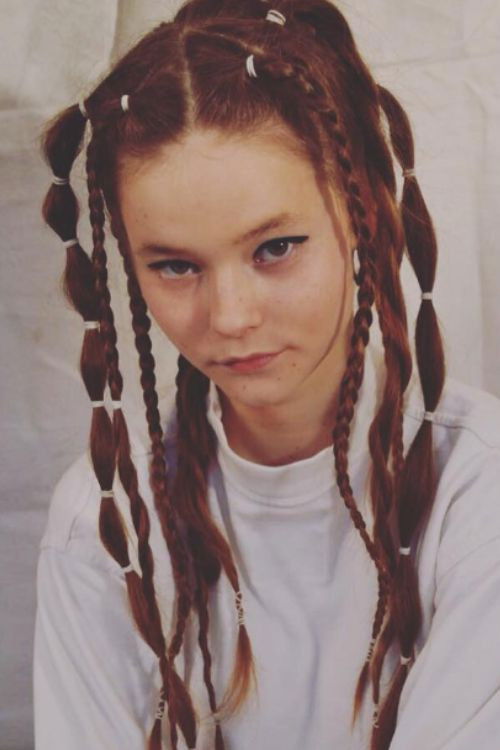 Issa de Jong backdrop