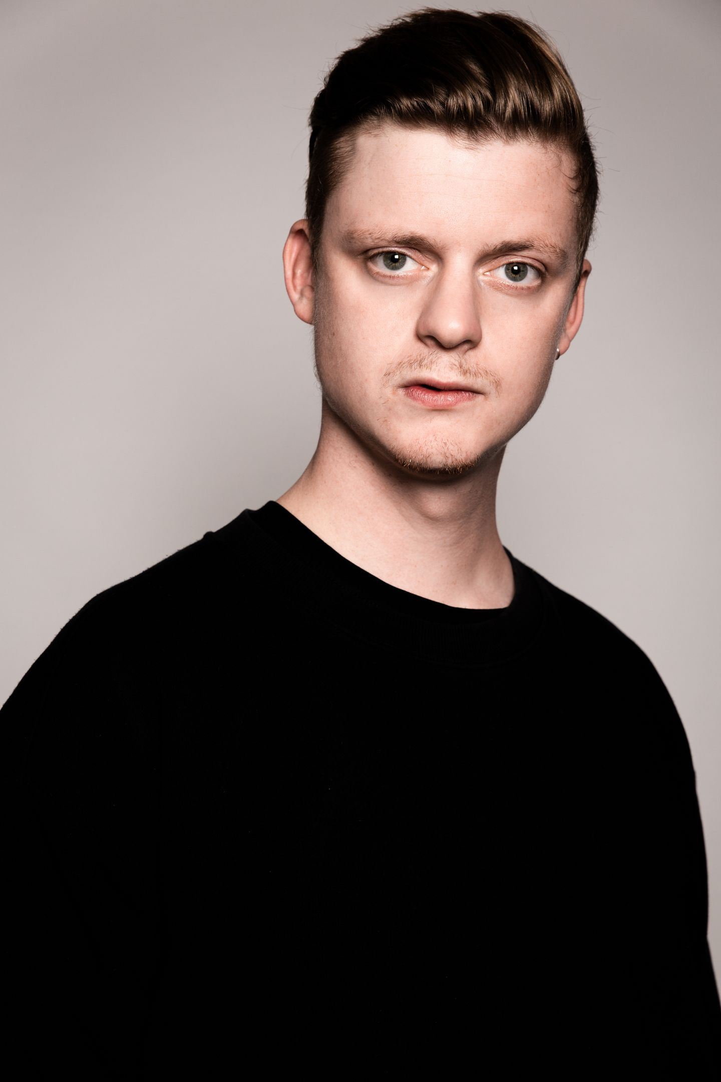 Yari van der Linden backdrop