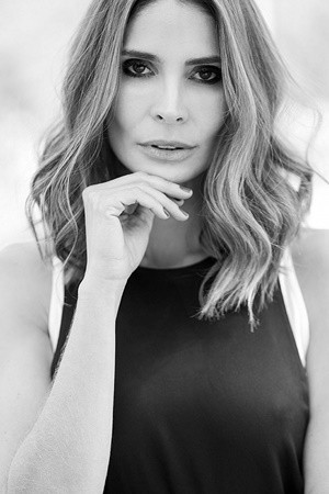 Carolina Holanda backdrop