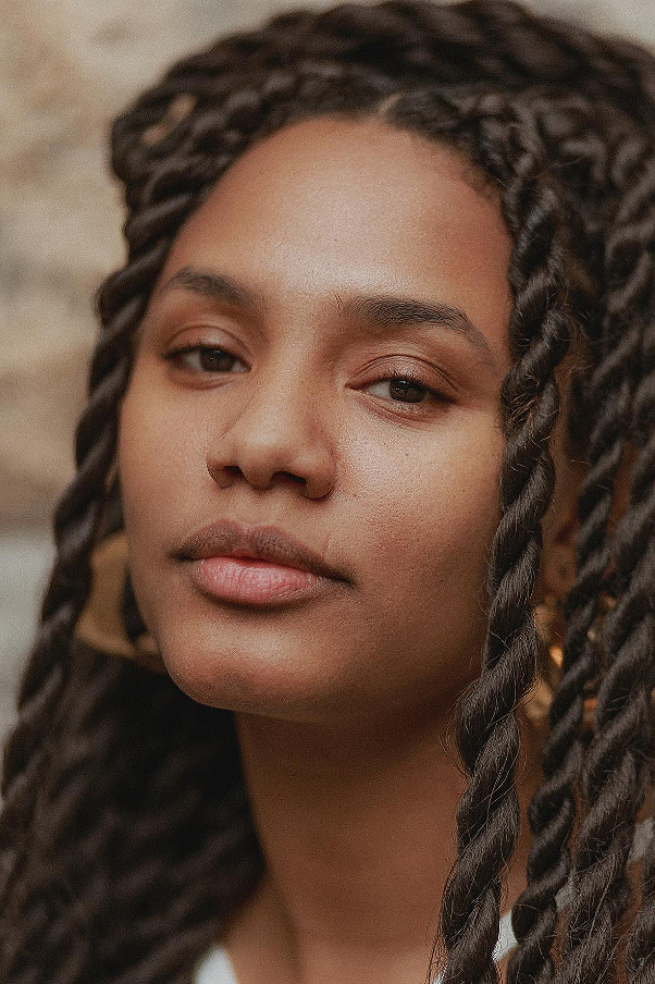 Jéssica Ellen backdrop