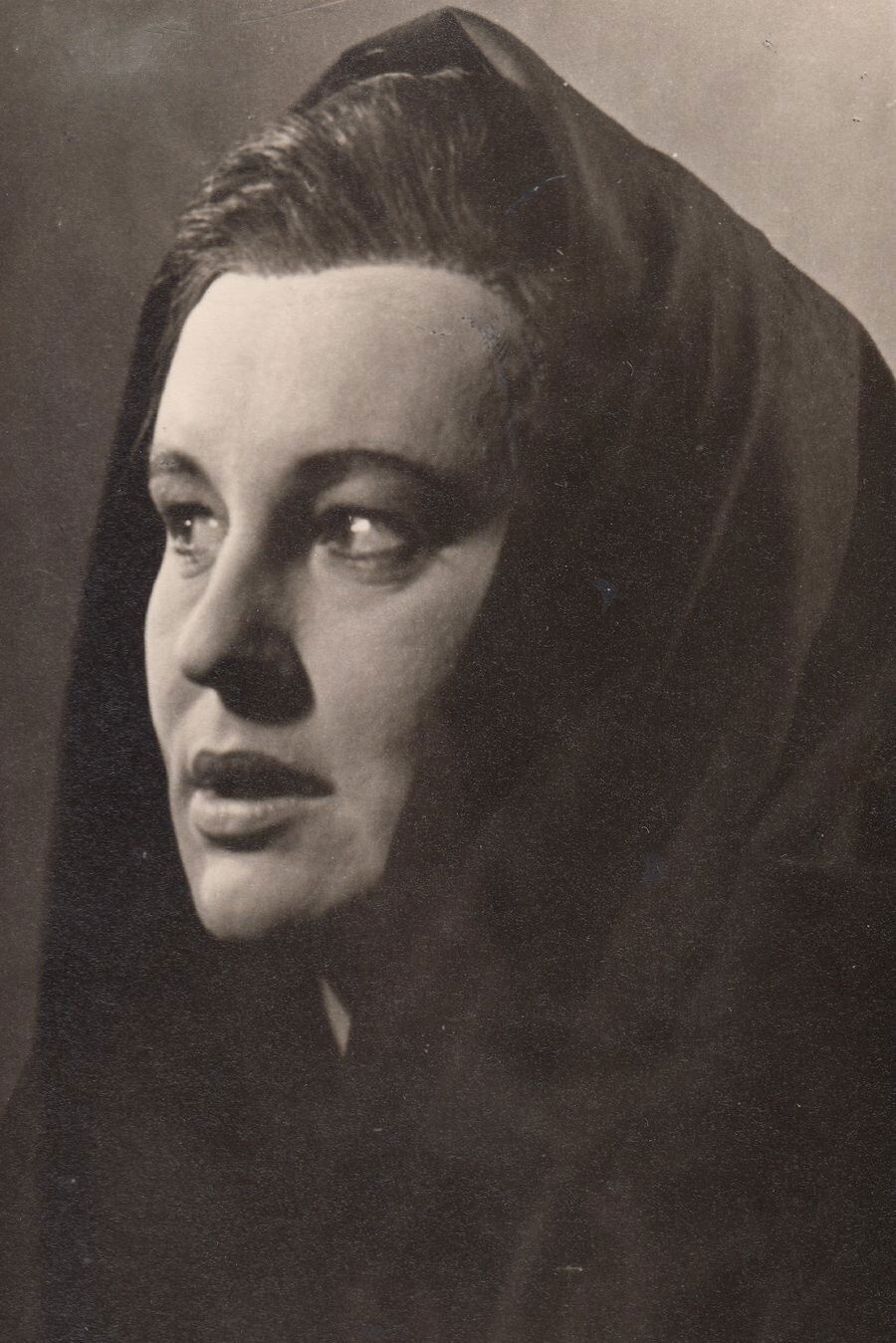 Helēna Romānova backdrop