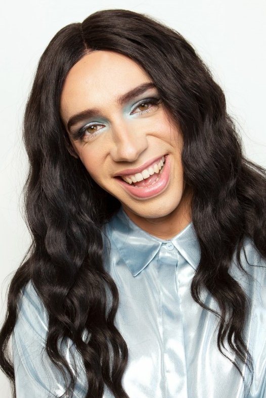 Tranna Wintour backdrop