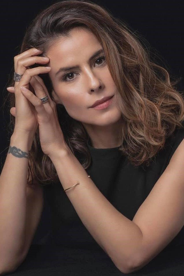 Zharick León backdrop