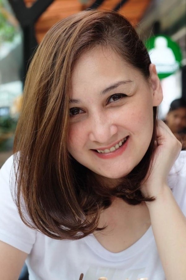 Mona Ratuliu backdrop