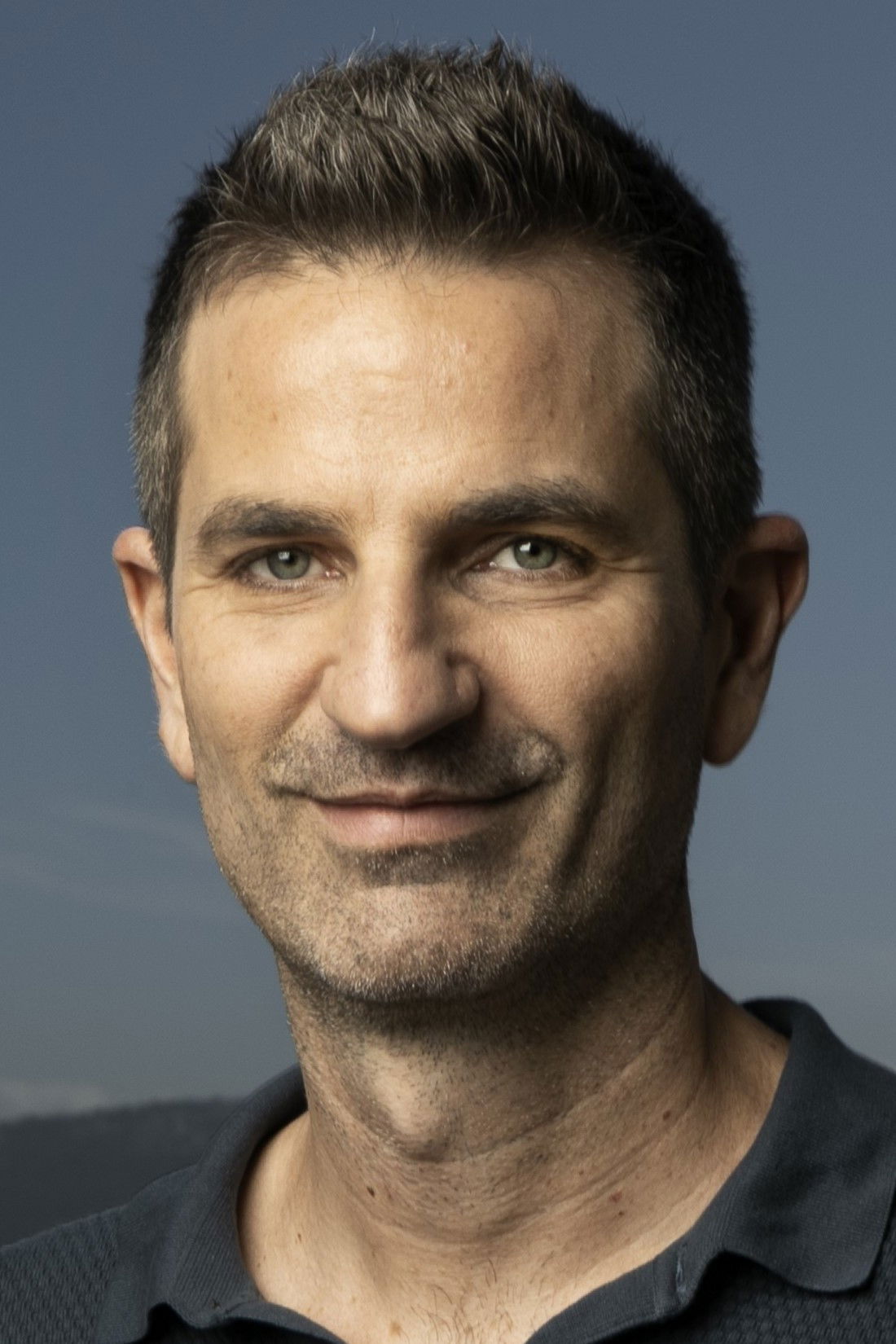 Zacharias Mavroeidis backdrop