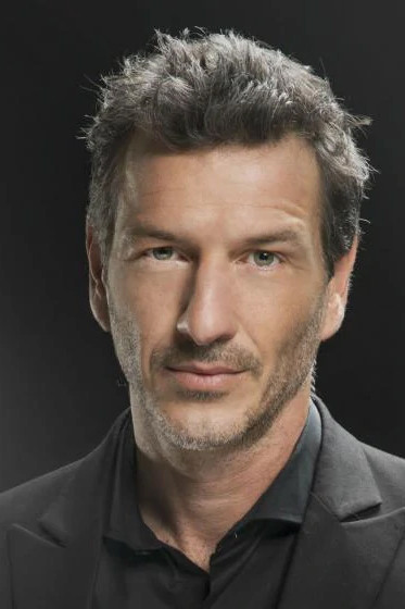 Federico Amador backdrop