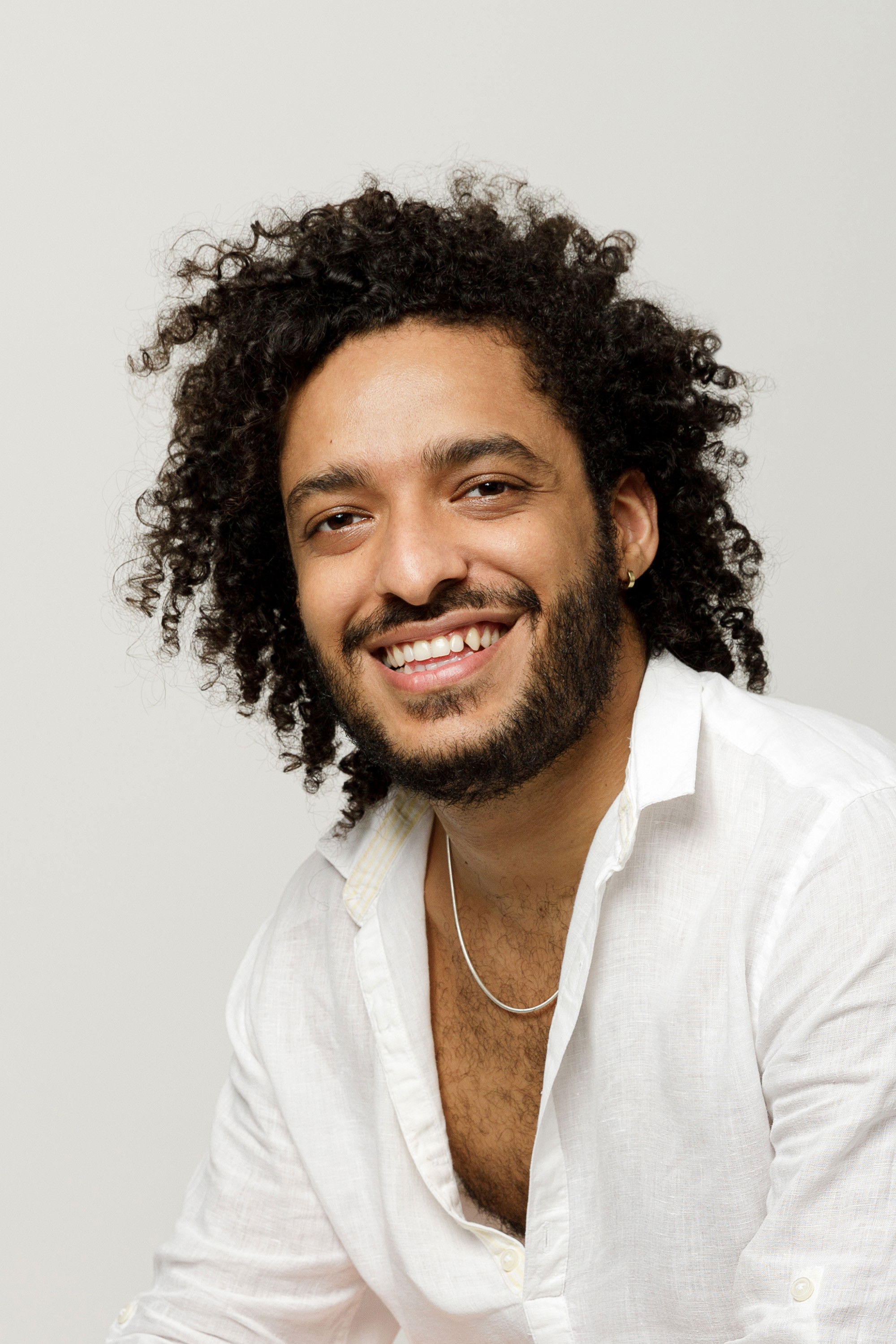 Thiago Almasy backdrop