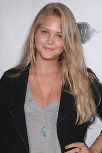 Esti Ginzburg backdrop