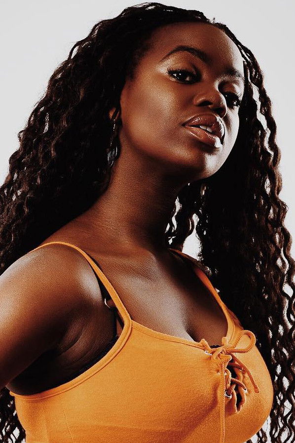 Renaida Braun backdrop