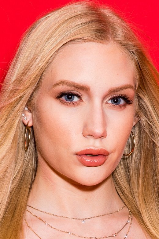 Emma Starletto backdrop