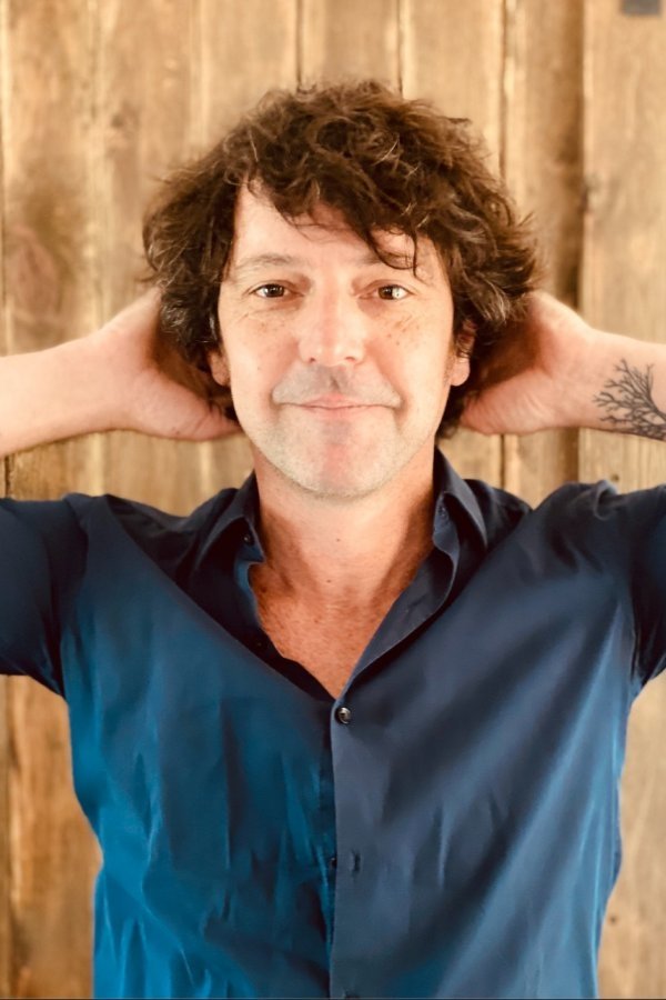 Ernesto Rowe backdrop