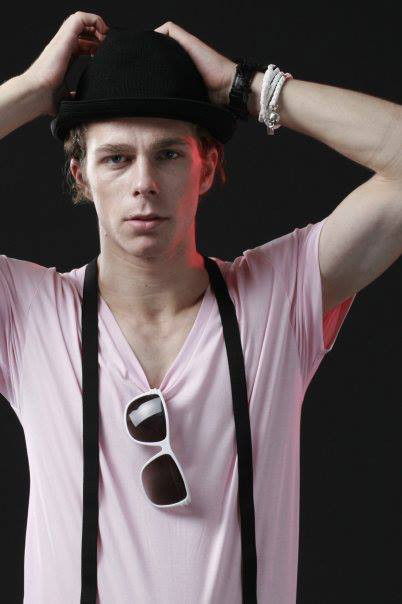 Lari Giorgescu backdrop