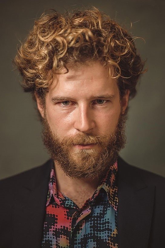 Álvaro Cervantes backdrop