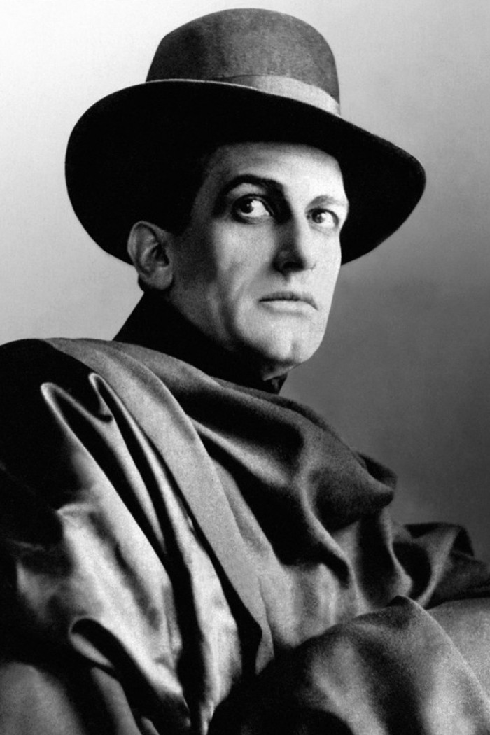 René Cresté backdrop