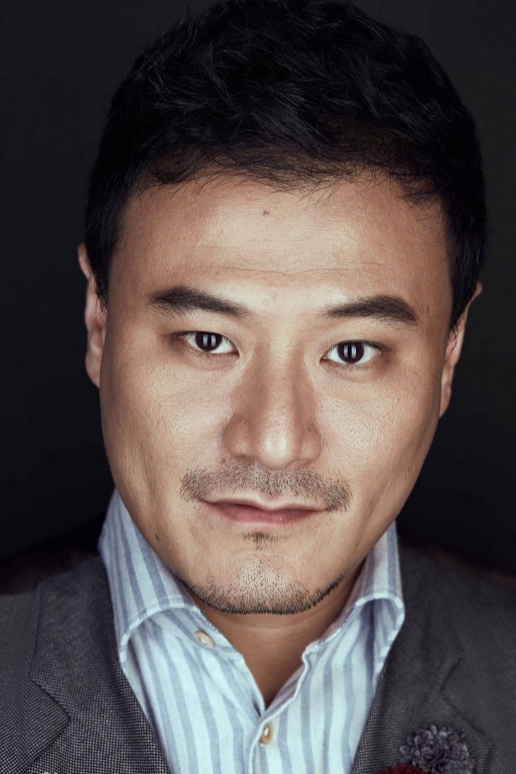 Liu Kailuo: Lju Kajluo backdrop