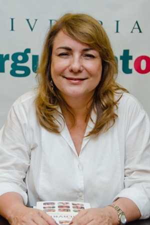 Bia Corrêa do Lago backdrop