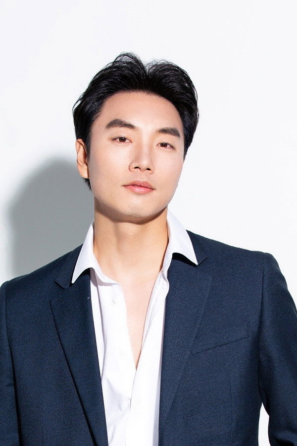 Sung Yeon Ho backdrop