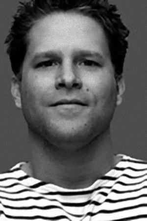 Charlie Lézin backdrop