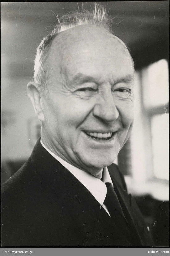 Lars Tvinde backdrop