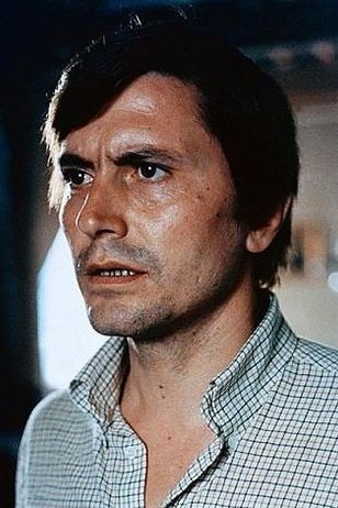 Giulio Brogi backdrop