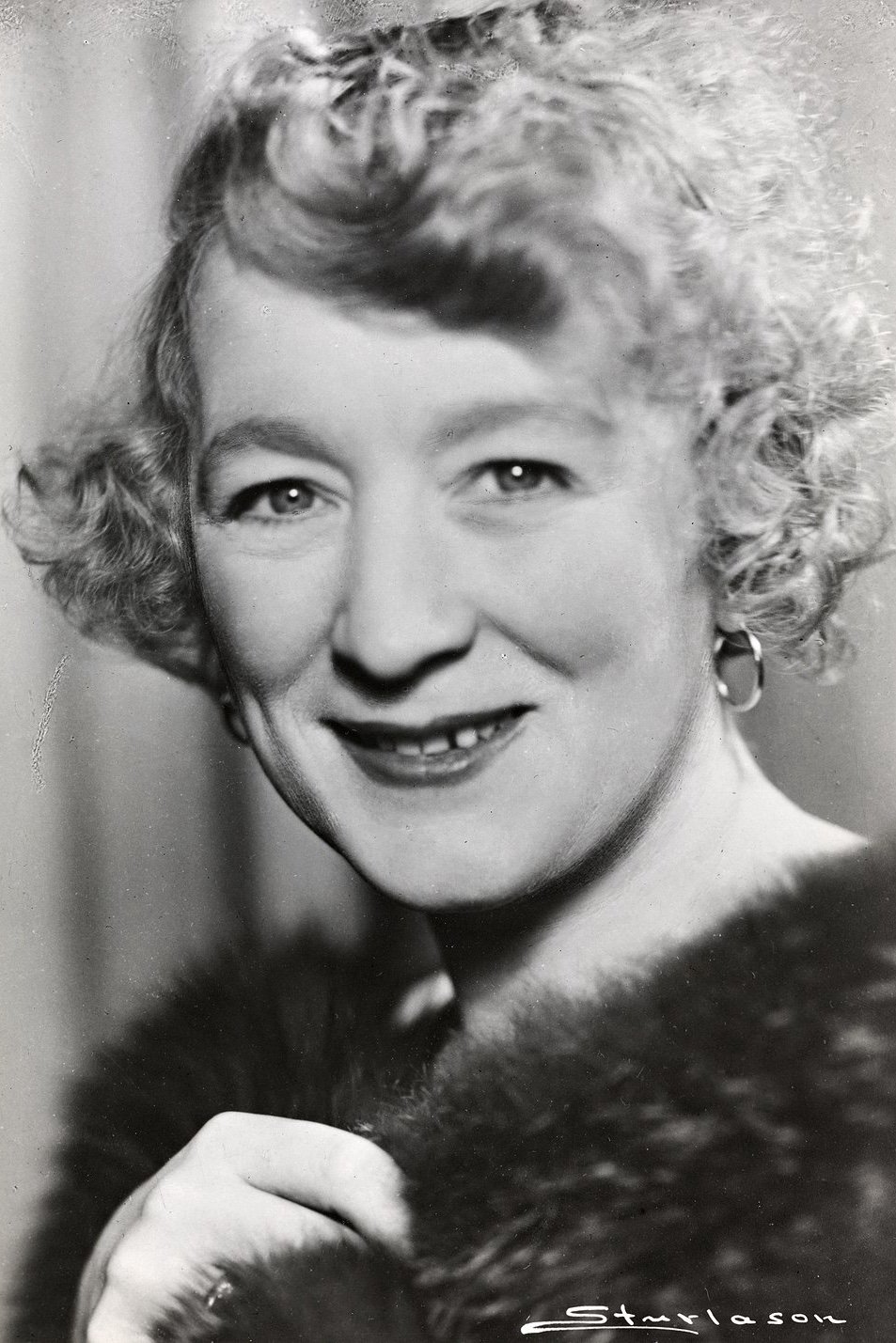 Lalla Carlsen backdrop