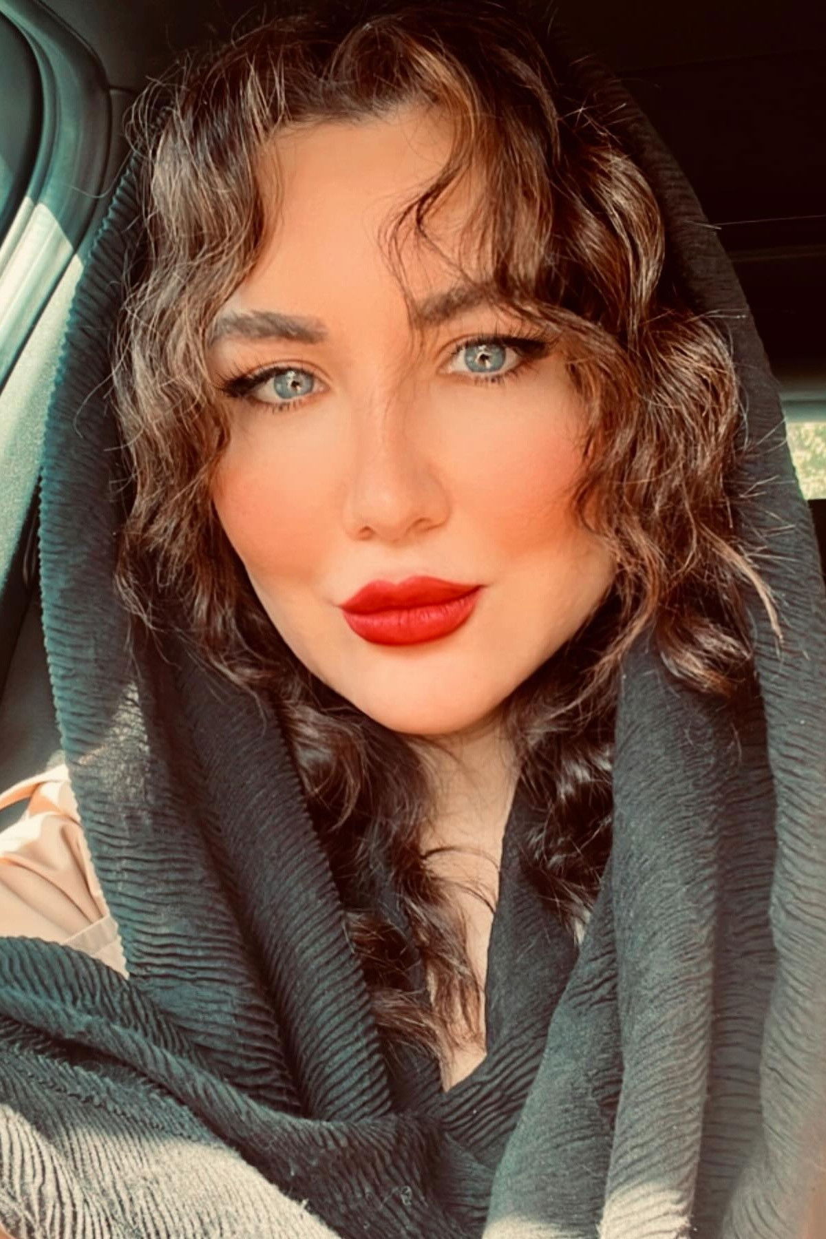 Nazanin Solhjoo backdrop