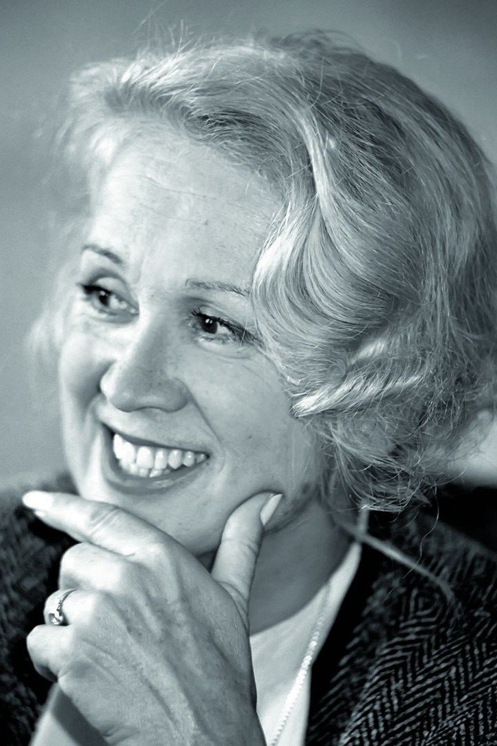 Ruzhica Sokiç backdrop