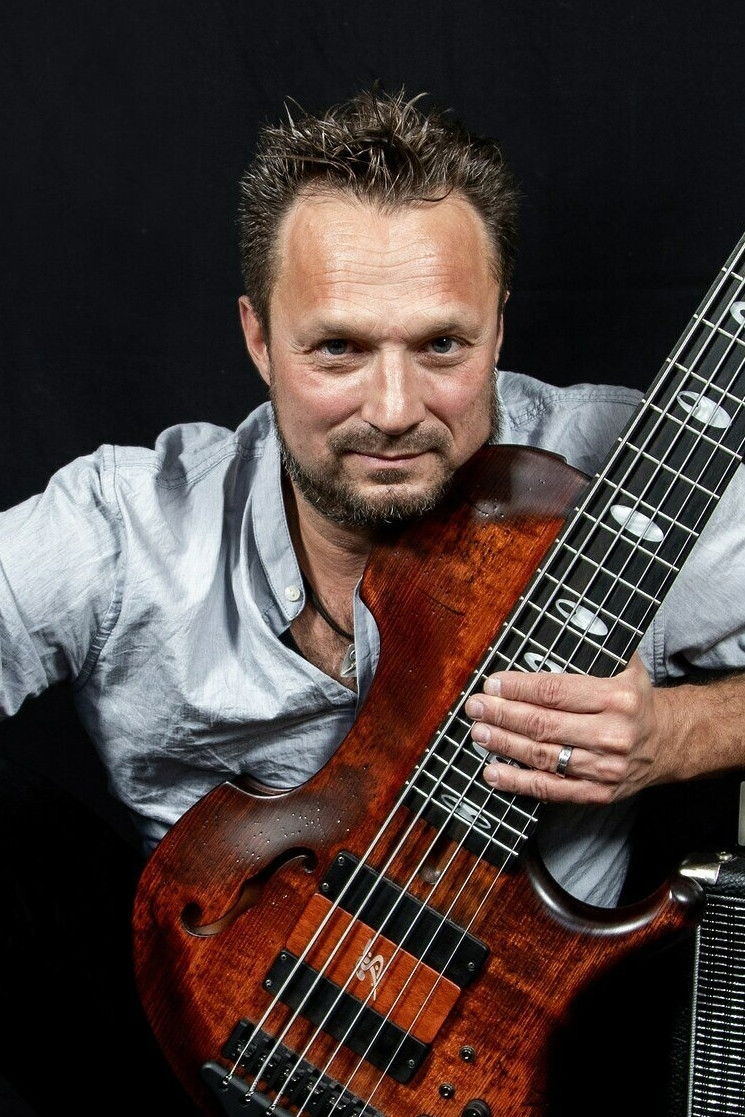 Samy Saemann backdrop