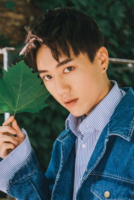 Jiang Yicheng backdrop