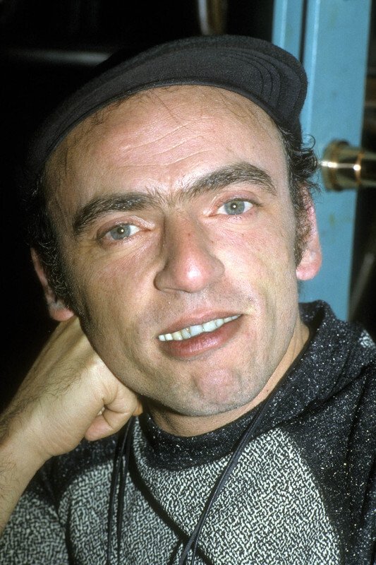 Élie Kakou backdrop