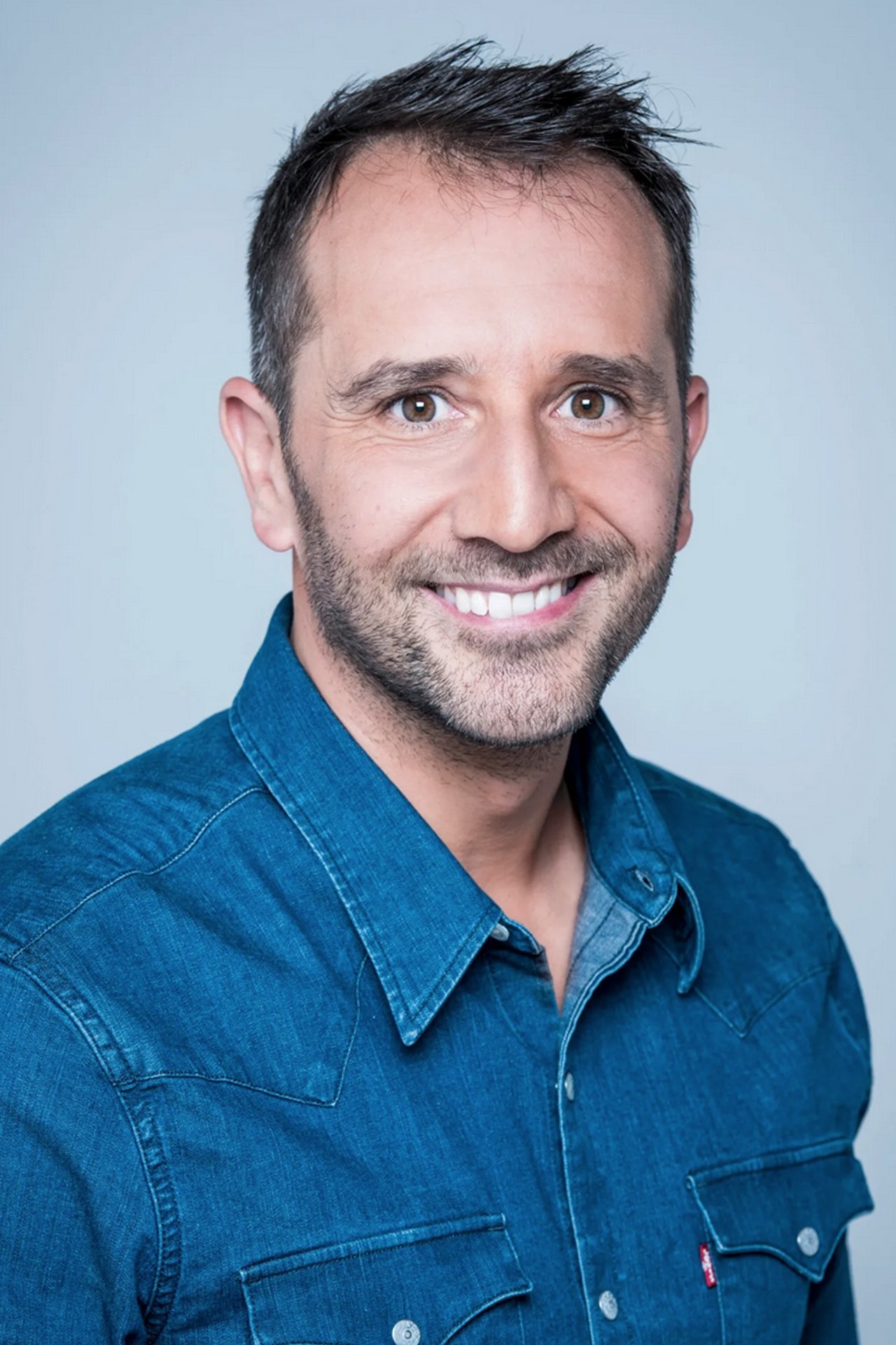 Ismaël Khelifa backdrop