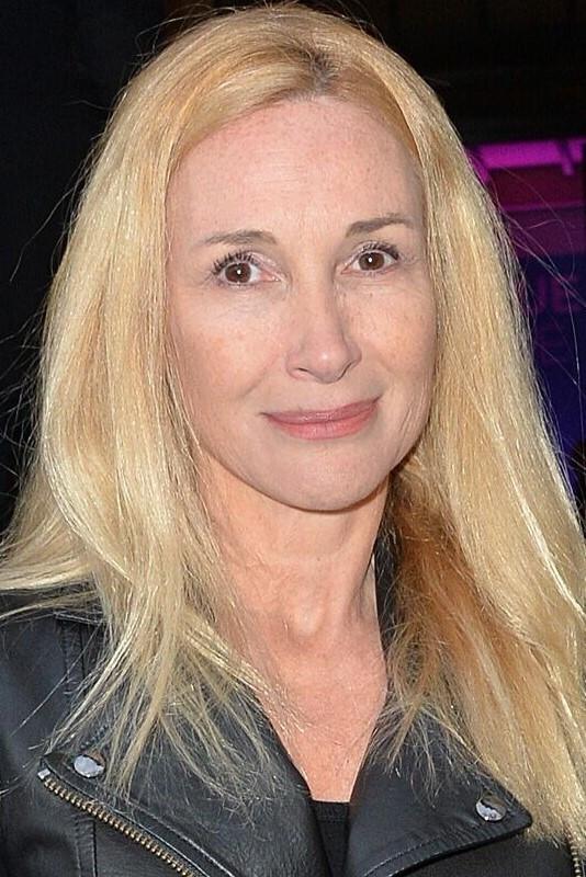 Isabelle Doval backdrop