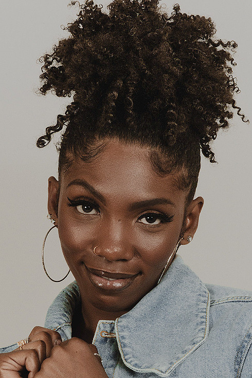 Késia Estácio backdrop