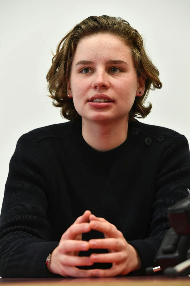 Anuna De Wever backdrop