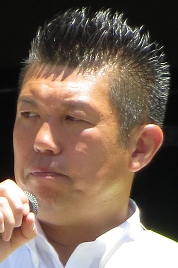 Masaaki Satake backdrop