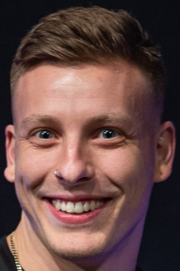 Felix Lobrecht backdrop