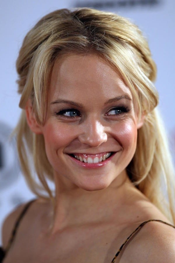 Mirjam Weichselbraun backdrop