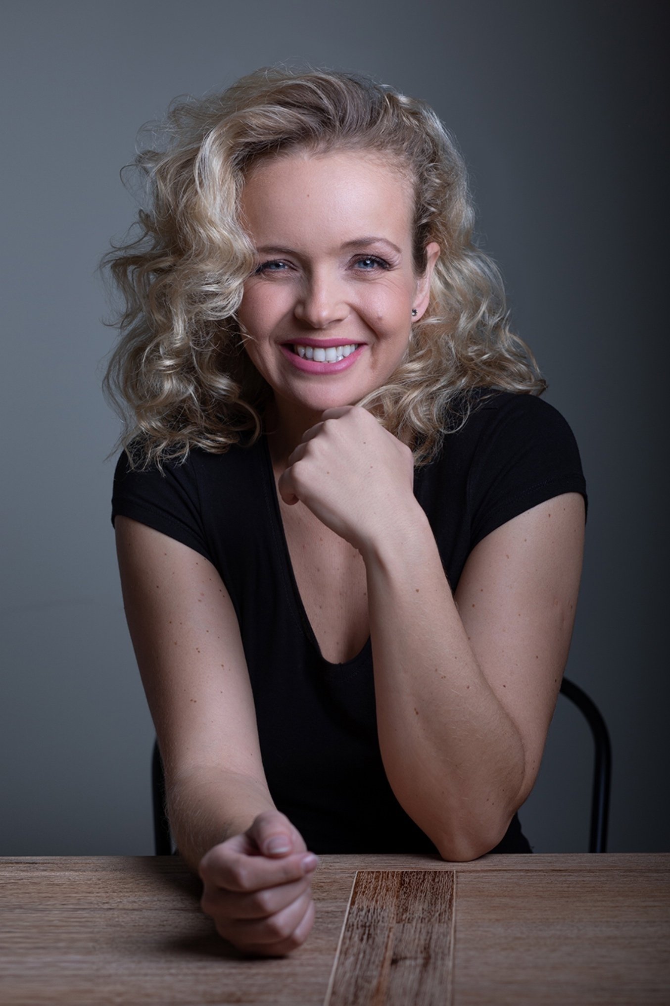 Gabriela Relvas backdrop