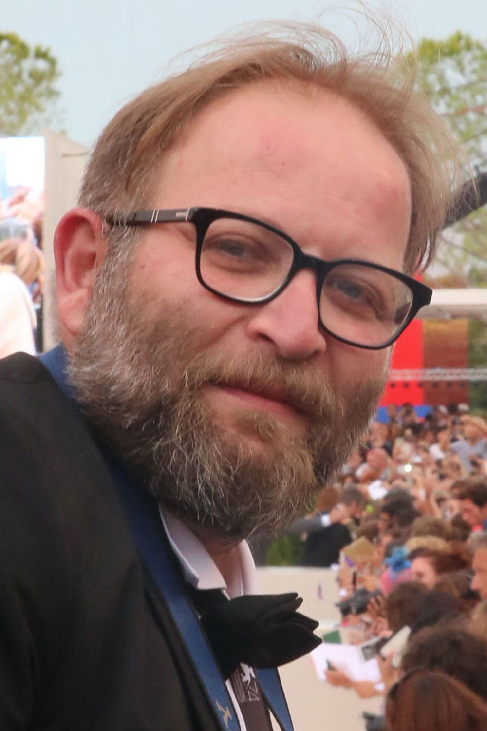 Babak Borzouyeh backdrop