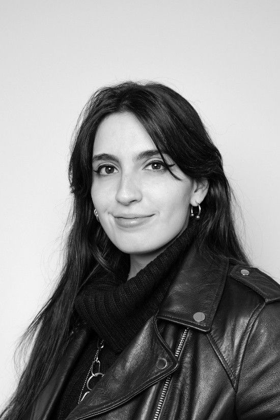 Carolina Neves backdrop