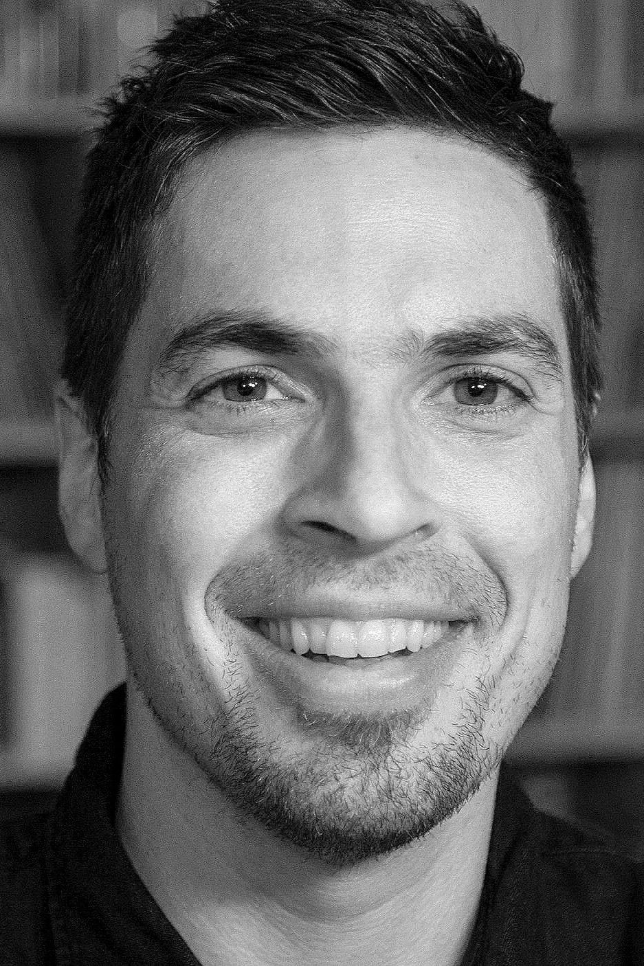 Alexandre Sheldon backdrop