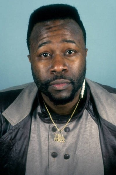 Lou me këmbë të përkulura backdrop