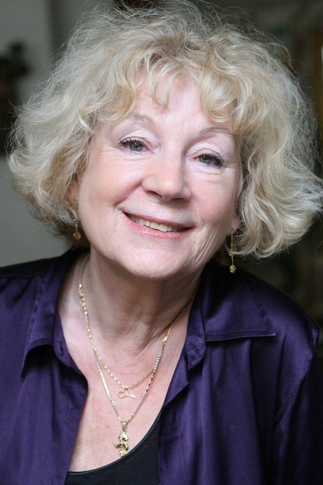 Dominique MacAvoy backdrop