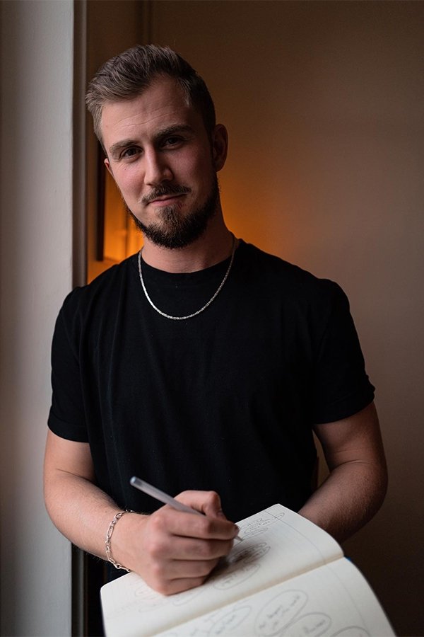 Thomas Brag backdrop